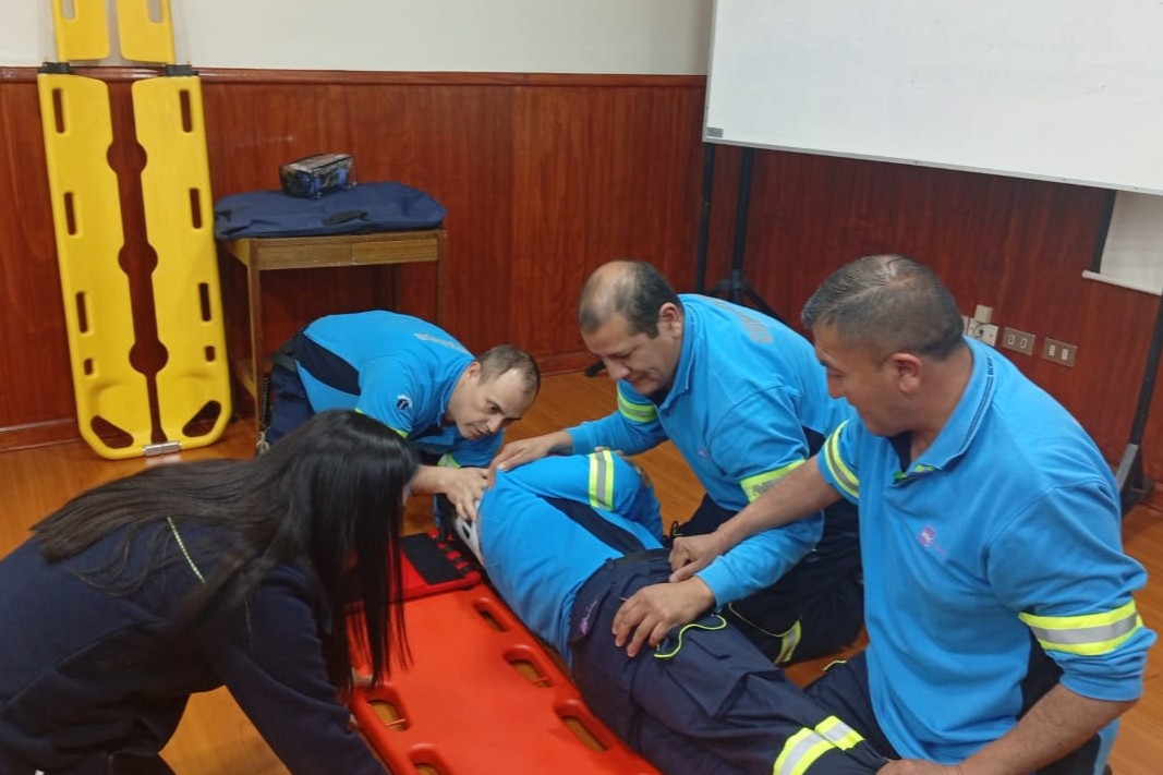 Profesionales de Achs Servicios instruyeron a colaboradores del Municipio de Santiago en técnicas de inmovilización